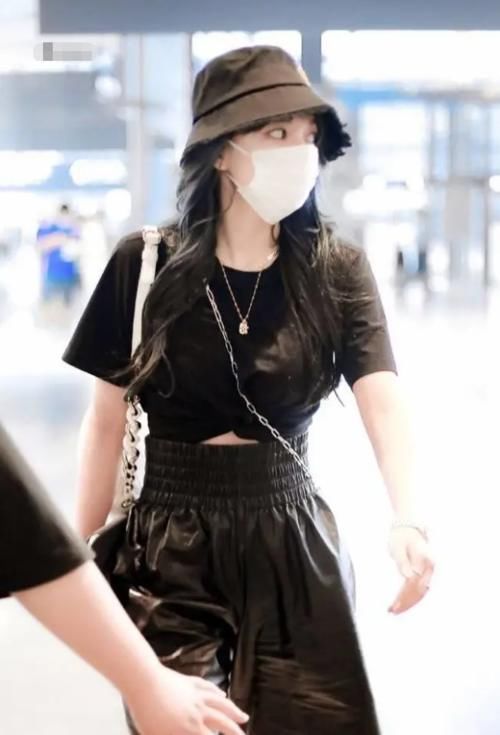  宽松|有种“逆袭”叫程潇瘦了，将“石油裤”穿出宽松感，谁还敢说她腿粗