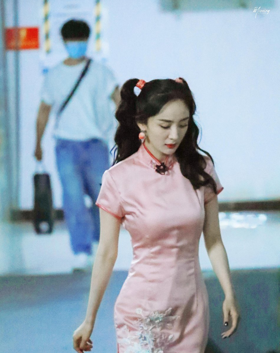 发型|辣妈变少女的发型，首选双马尾，杨幂郑爽都换上了，让你美过初恋