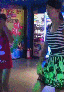 搞笑|GIF搞笑趣图: 大妈这舞还是别跳了, 后面的小哥已经生无可恋了