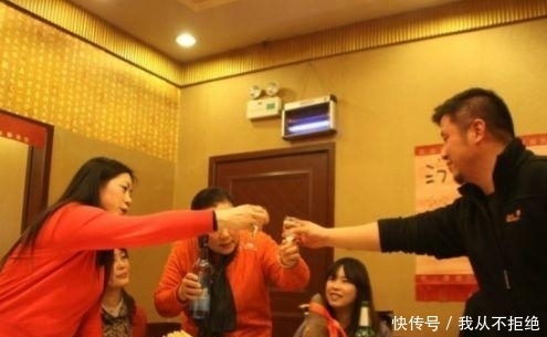 跟领导|和重要领导吃饭,学会5句敬酒话就够了,保证领导对你刮目相看!