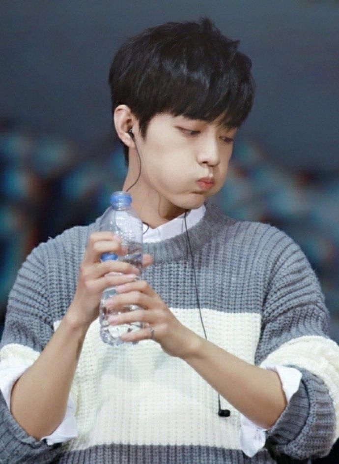  期待|青年演员肖战参加纪念活动，可爱花絮外放，期待战战新作品