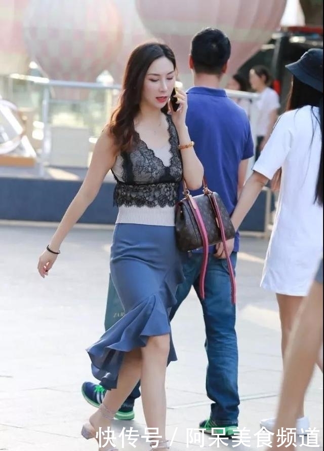 小白鞋|路人街拍：锁骨小姐姐好简洁的穿搭，吊带和小白鞋给人纯洁的感觉