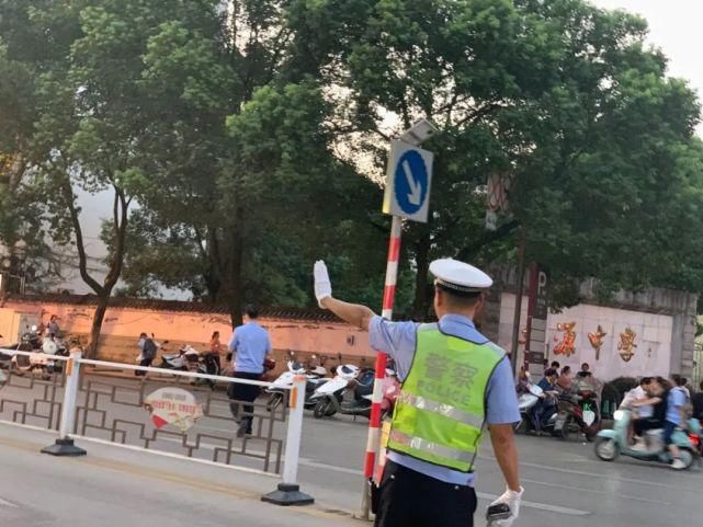 严查|【创文进行时】婺源公安交警严查各类违法行为