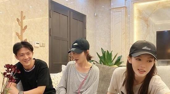  张嘉倪|“许幻山”、金晨、张嘉倪三人合照，美颜却“毁”了“许幻山”