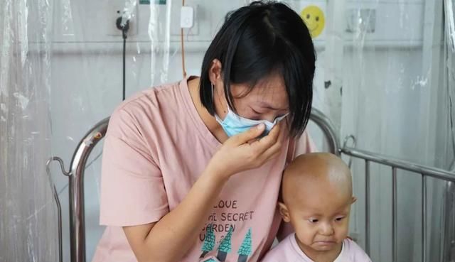  张影影|心疼，女童患病5个月双目失明坚持自己吃饭，因看不见急得大哭