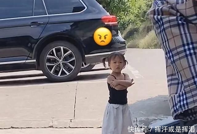 卿卿我我|妈妈带女儿迎接爸爸回家,夫妻相见,卿卿我我,女儿打翻了醋坛子