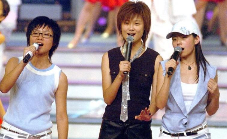  出身|尴尬！明明都是超女出身，当年的亚军已是导师，冠军却仍是选手