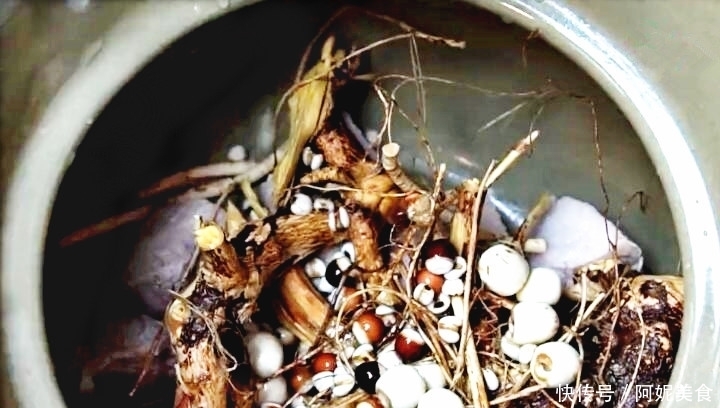  身体|身体湿气重，喝此汤能清热祛湿，香味浓郁味道清甜，一家都可以喝