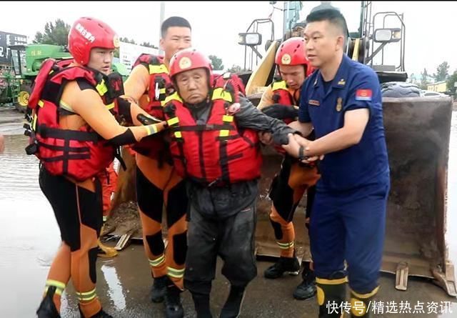 内蒙古兴安盟持续强降雨 消防员成功转移被困群众9人