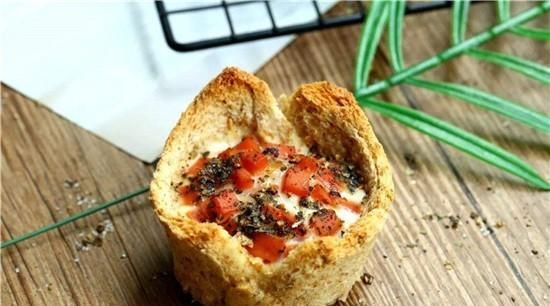  新鲜出炉|换个花样吃吐司，放到烤箱就搞定，快试试新鲜出炉的吐司杯