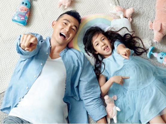  可爱|小泡芙不再可爱，长大后长发及腰似女神，坐在爸爸身边一脸娇羞