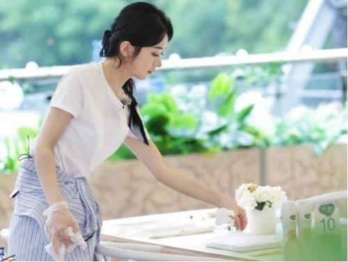  节目|赵丽颖当妈后不拘小节，节目中吃烂桃被夸节俭，林大厨一句话扎心