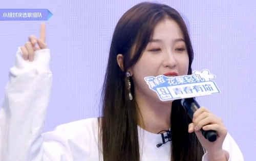  虞书欣|虞书欣选上官喜爱当对手，有谁看到蔡徐坤眼神？第一名待遇就是好