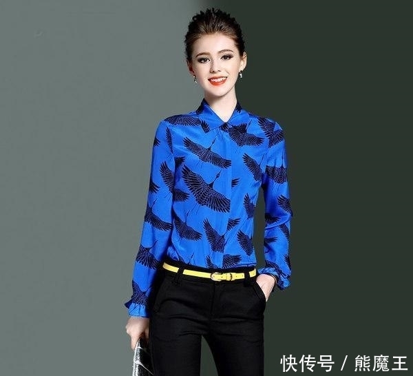  气质|常年打拼于职场的女性，选上一条海青蓝印花衬衣，高档又不失气质