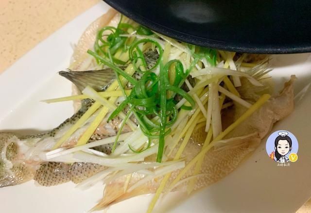 鱼肉|蒸鱼时,最忌直接加“盐”,加一勺它,鱼肉越蒸越香,越蒸越嫩!