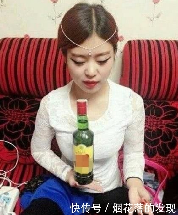 大姐|大姐,你也太没有素质了吧,脚怎么放在了餐桌上