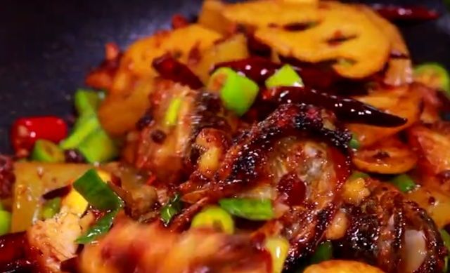 看着|清蒸鲈鱼吃腻了,不如换个口味,香辣爽口,看着都过瘾~