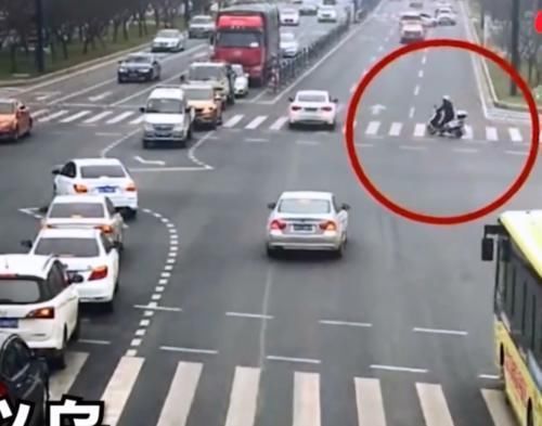  闯红灯|男子闯红灯被撞飞，家人自称“弱势群体”，交警判罚大快人心