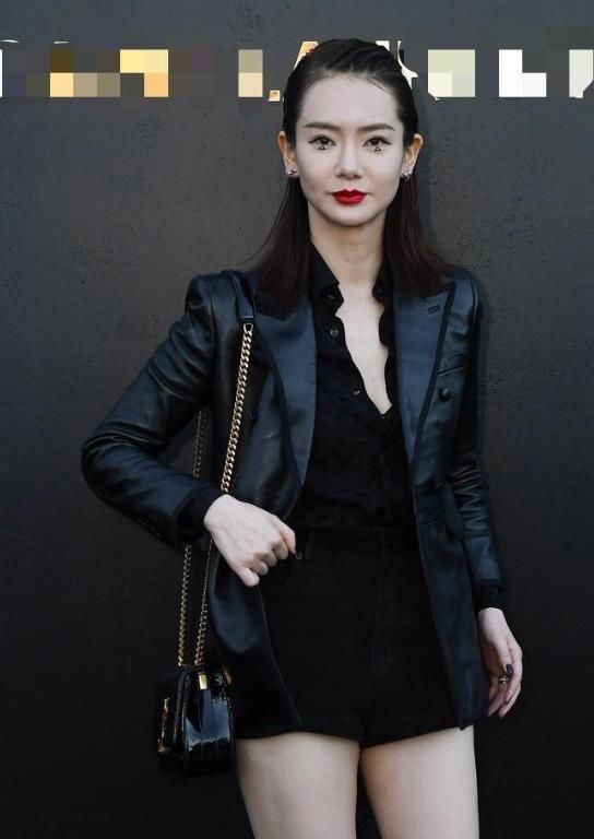 泪妆太吸睛|戚薇不惊艳不罢休，一身黑造型配红唇气质出众，三角形泪妆太吸睛