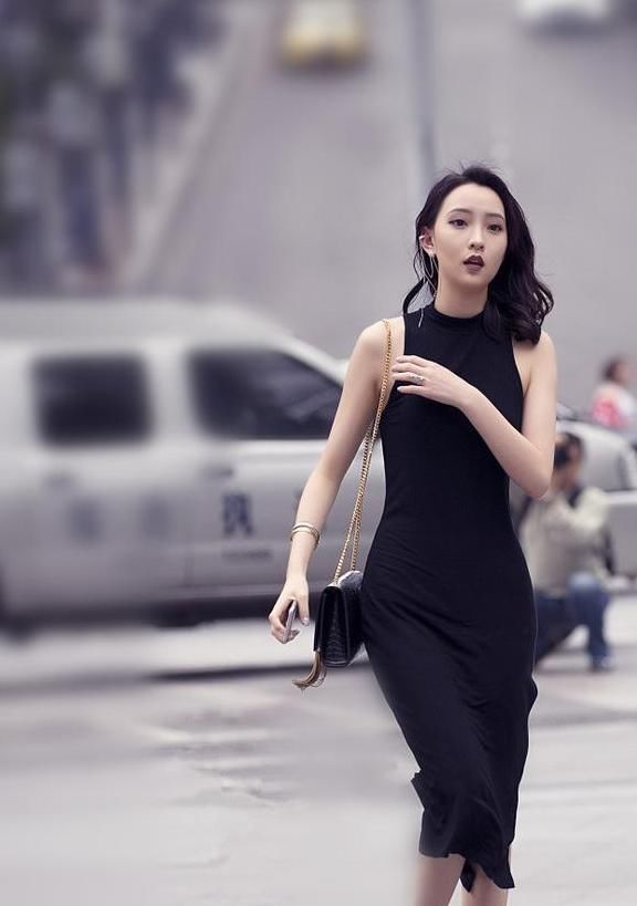 显示|街拍美女，一身绿色蕾丝的连衣裙，显示出自己的大长腿，很有魅力