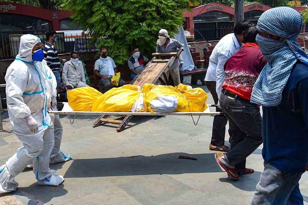 马路|印度新冠患者租三轮车去医院途中去世,被扔在马路中间无人照看