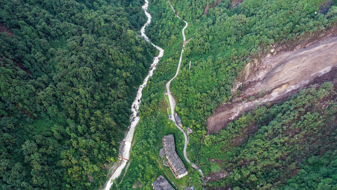 海螺沟景区突发山体滑坡！900余人紧急转移