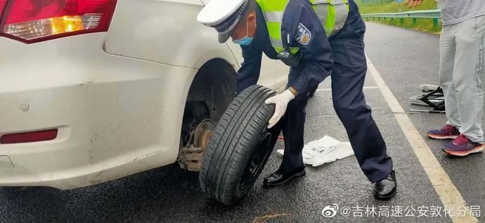  最美|交警的最美瞬间 | 天气炎热车辆爆胎民警及时相助送“清凉”