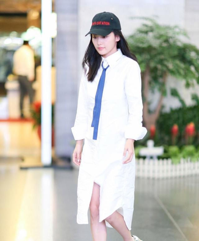  气场|衬衫裙咋能穿得时尚有型？拥有两件装饰就够了，可盐可甜气场足