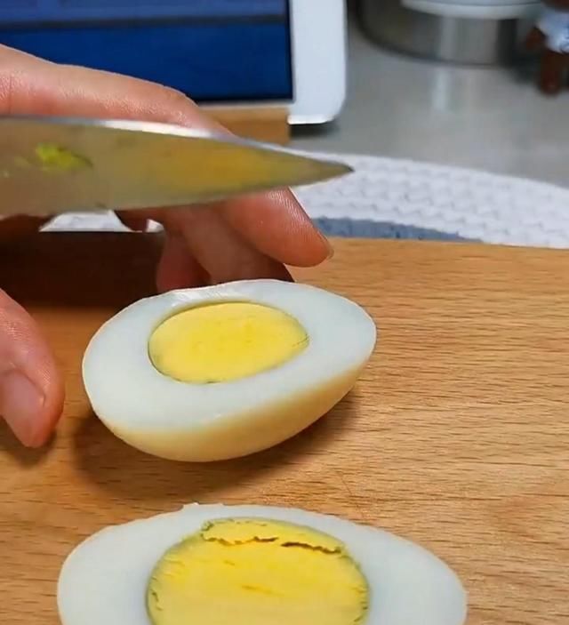  汉堡|一口一个鸡蛋小汉堡，不用面包也能做！