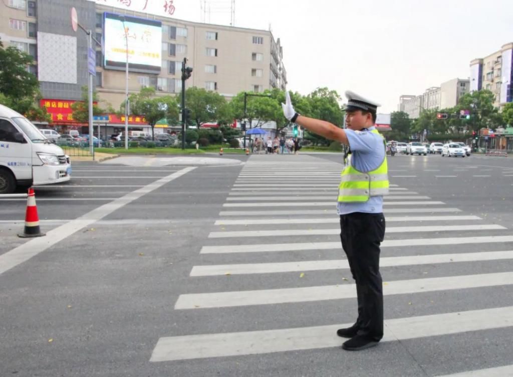 柯城交警大|创文有你 文明有礼 | 柯城交警烈日下坚守创文一线