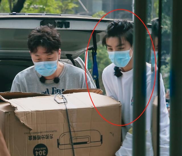 生图|《中餐厅4》路透,王俊凯被路人抓拍,生图下的身高我没看错吧?