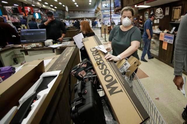 越来越|美媒：疫情和抗议双重影响下，越来越多美国人在买枪