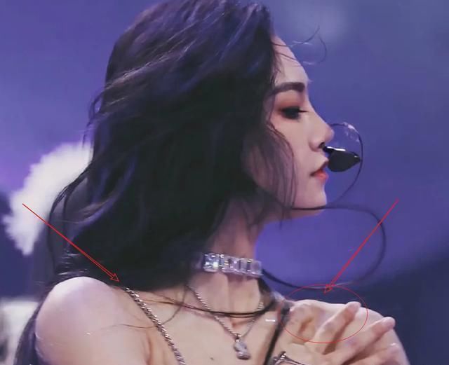  决赛|《青2》决赛服装被嘲“地摊货”，链子断了网纱破了，还跳完舞蹈