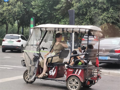  三轮车|熊孩子三轮车上胡闹，妈妈抬手就是揍，网友：颇有我当年风范！