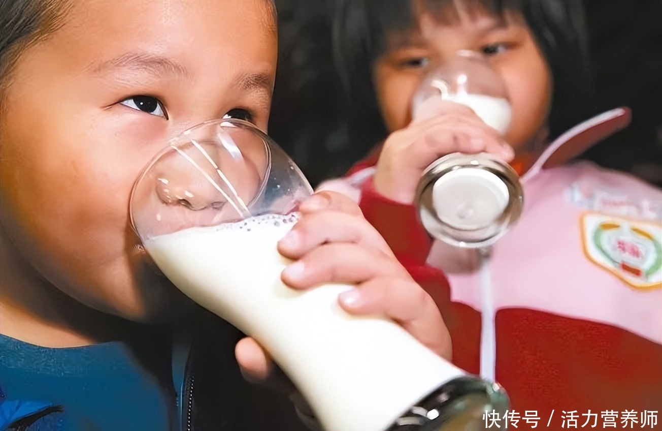 经常喝牛奶会导致骨龄偏大吗(听说，经常喝牛奶会导致骨龄增大？牛奶还应不应该每天喝？要注意)