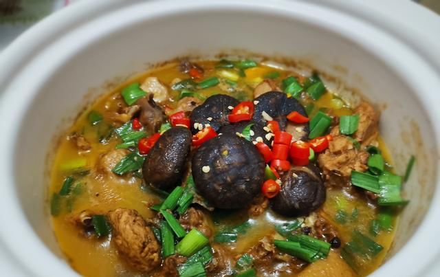  扔进|鸡块扔进砂锅焖，不放一滴水，50分钟后开盖，闻着味道就口水直流