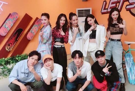  夹走|一起火锅吧王嘉尔夹走王一博香菜，一博瞳孔地震，表情是亮点