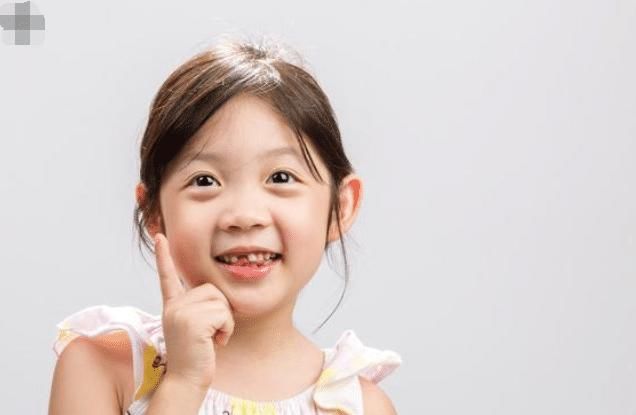 羞愧|20岁女子坐电梯走红网络，父母看了都羞愧，网友：“不是第一次”