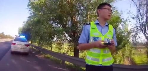  高速|男子和好友同车上高速却称“不认识” 得知原因民警都笑了