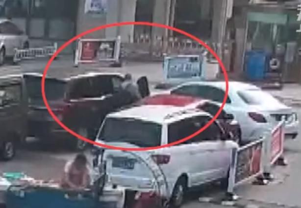  奔驰车|车位被堵，男子花18块钱买鸡蛋怒砸奔驰车！结果赔了2.1万