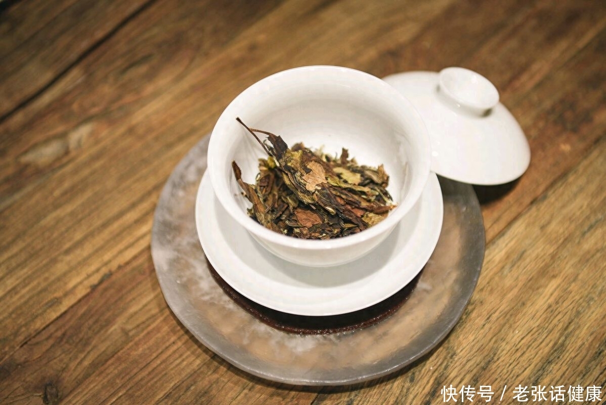 秋天喝什么茶好呢红茶还是绿茶(秋天养生适合喝什么茶？行家：白茶、红茶都行但有讲究，弄懂再喝)