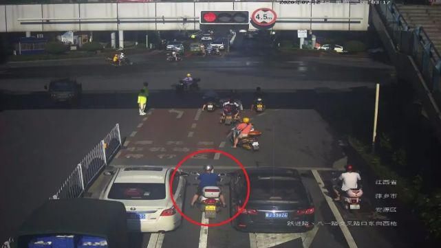 八一路交叉口|摩托车、电动车不按道行驶大曝光！丨创建曝光台