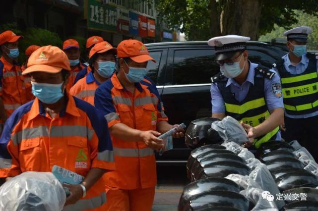 交警|定兴交警为环卫工人送上安全头盔