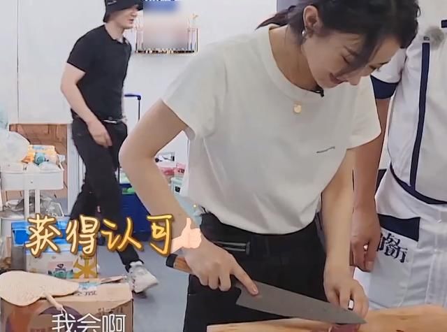  赵丽颖|《中餐厅4》赵丽颖做菜，厨艺飞快见长，摆脱“酱油控”