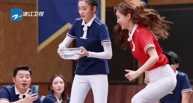  蔡徐坤|郑恺帮baby报仇，致水碗砸到宋祖儿，蔡徐坤下意识动作太圈粉！