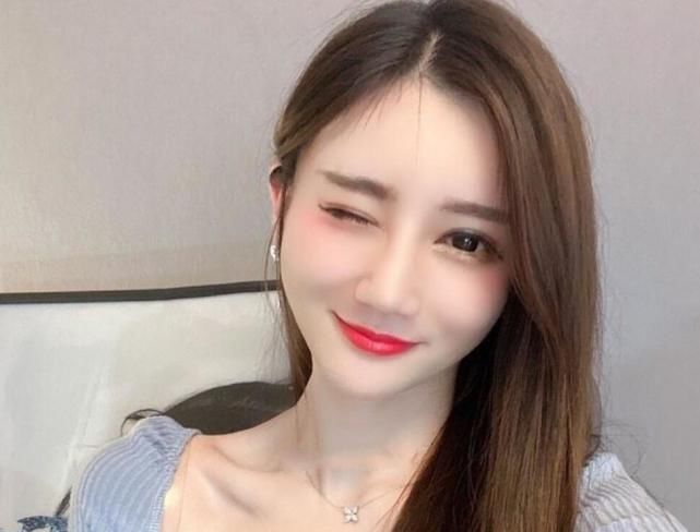 撞毁|女主播借朋友豪车,不小心出事故撞毁,直播时向粉丝要礼物修车