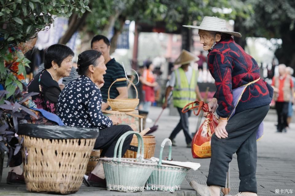 老一辈|【热搜冲顶】老一辈四川人的生活就是：吃烟，喝茶，打牌。