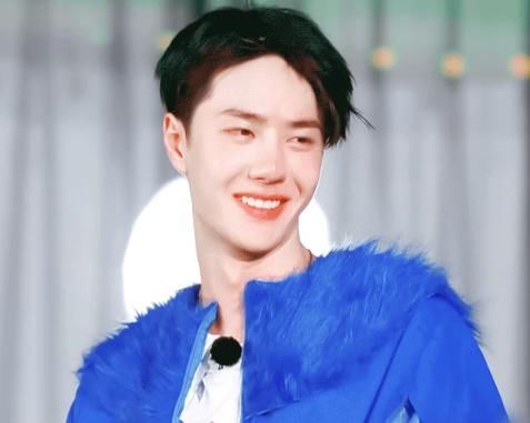  有种|有种击掌方式叫王一博，别人都是手心对手心，他却与众不同，酸了