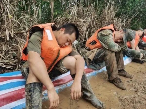 官兵|【青分享】多支部队的7000余名官兵正在第一线参加抗洪抢险任务