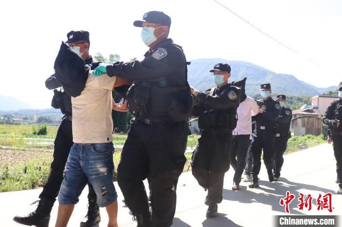 警示教育大会|云南芒市:8人因勾结偷渡团伙被现场执行拘留